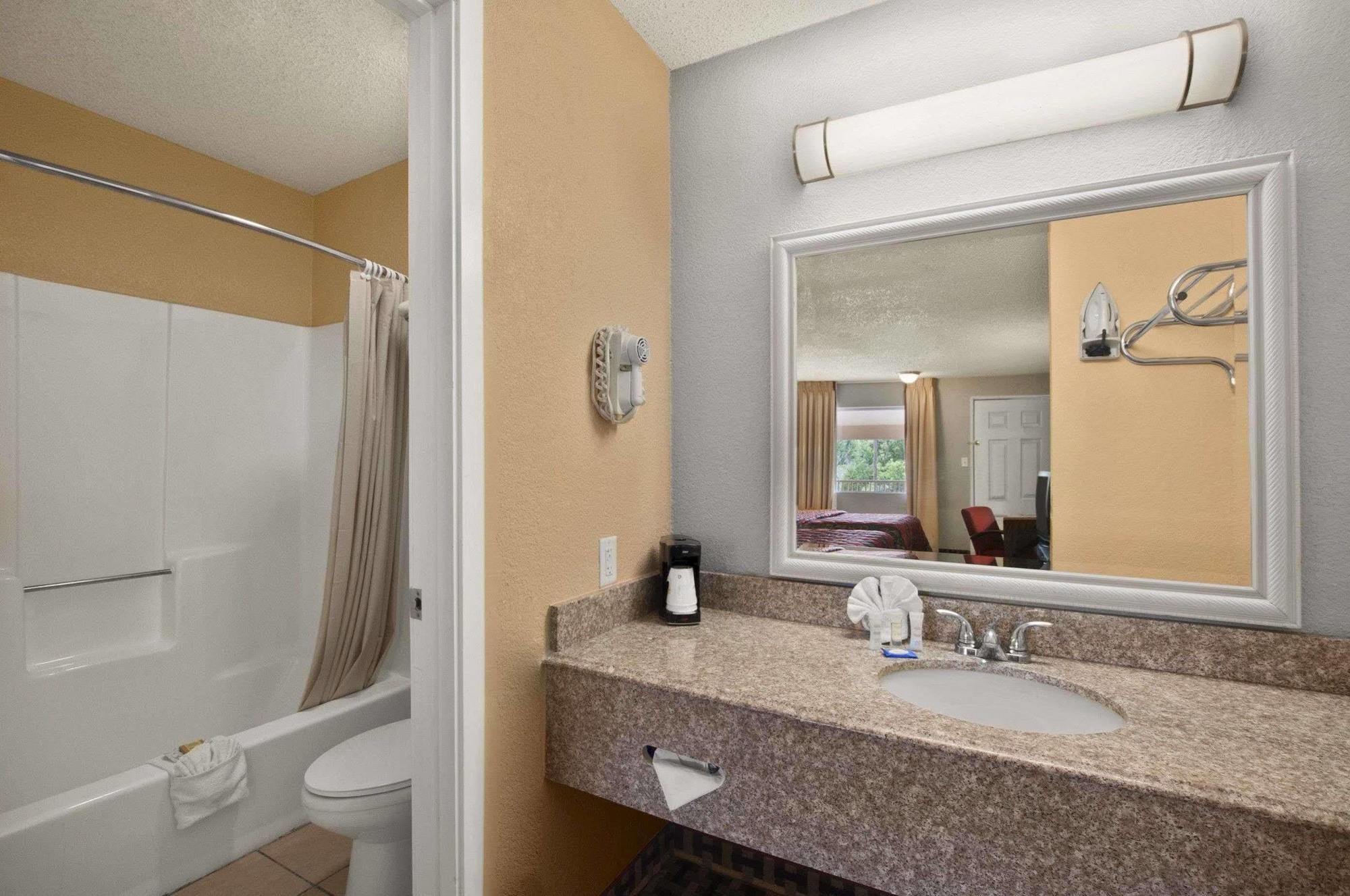 Super 8 By Wyndham Corsicana Buitenkant foto